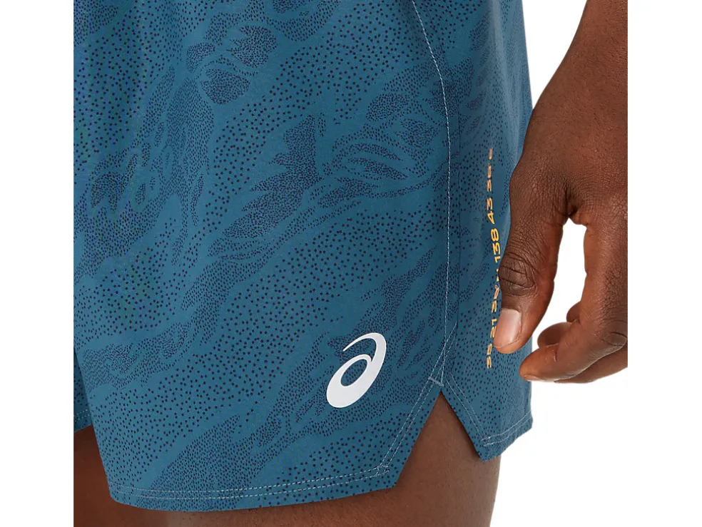 Kleding | Trail running>ASICS FUJITRAIL ALL OVER PRINT 5IN SHORT Magnetic Blue/Performance Black